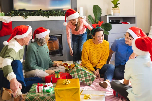 Gülümseyen Kafkas Ailesi Birlikte Vakit Geçirip Noel Hediyelerini Açıyor Noel — Stok fotoğraf