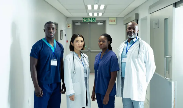 Portret Van Een Diverse Groep Van Vier Artsen Gezondheidswerkers Ziekenhuisgang — Stockfoto