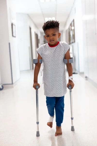 Verticale Paziente Afroamericano Che Cammina Con Stampelle Nel Corridoio Dell — Foto Stock