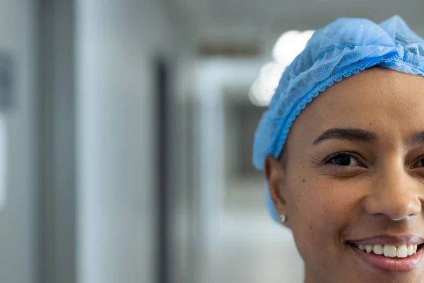 Porträt Des Halben Gesichts Einer Lächelnden Birassischen Gesundheitshelferin Krankenhausflur Kopierraum — Stockfoto