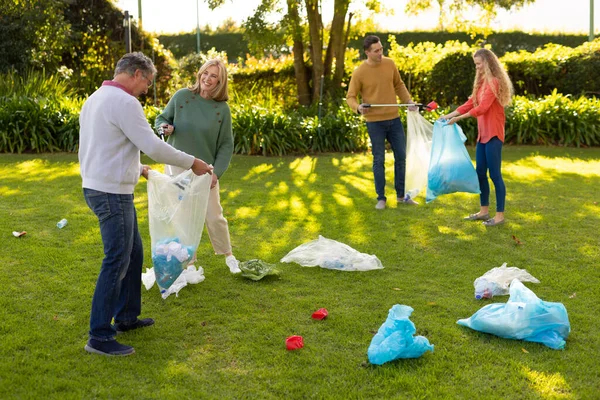 정원에서 쓰레기를 모으고 세대의 코카서스 질높은 시간을 보내는 — 스톡 사진