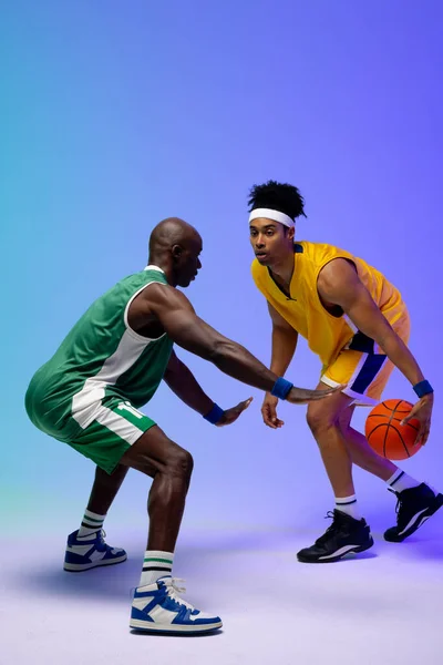 Obrázek Dvou Různých Basketbalistů Basketbalem Hraje Fialovém Zeleném Pozadí Sportovní — Stock fotografie