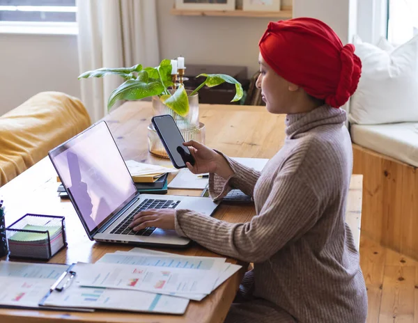 Biracial Woman Wearing Hijab Sitting Table Living Room Using Laptop — Stock Photo, Image
