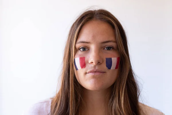 脸上挂着法国国旗的严肃的高加索女人的形象 爱国主义 欢呼和粉丝概念数字制作的视频 — 图库照片