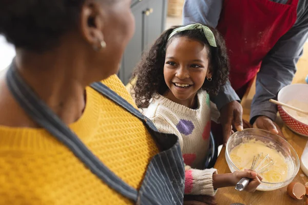 Imagem Avós Afro Americanos Felizes Neta Assar Cozinha Família Passar — Fotografia de Stock