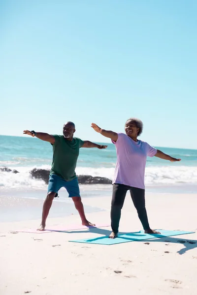非洲裔美国老年夫妇在晴朗的天空下 在海滩上的练习场垫上摆姿势 复制空间 积极的生活方式 — 图库照片