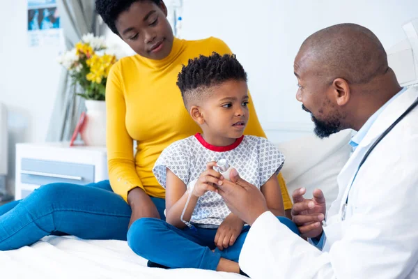 Afrikanisch Amerikanischer Arzt Zeigt Dem Patienten Einen Inhalator Mutter Krankenhaus — Stockfoto