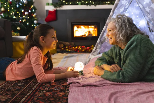 火事場の隣には 白人の祖母と孫娘がおしっこに横たわっていました クリスマス 家族の時間とお祝いの概念 — ストック写真