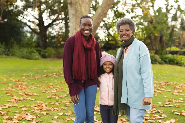 Beeld Van Gelukkige Afrikaanse Amerikaanse Grootmoeder Moeder Dochter Tuin Familie — Stockfoto