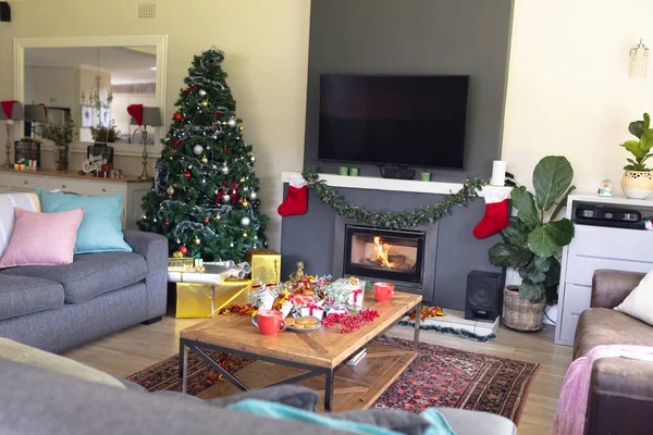 Ένα Μοντέρνο Σαλόνι Διακοσμημένο Χριστουγεννιάτικα Στολίδια Ένα Χριστουγεννιάτικο Δέντρο Και — Φωτογραφία Αρχείου