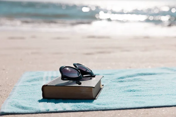 Primer Plano Del Libro Con Gafas Sol Toalla Azul Playa —  Fotos de Stock