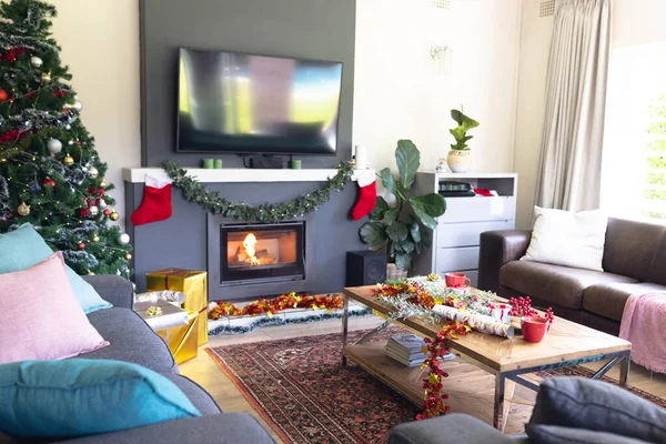 Ein Modernes Wohnzimmer Geschmückt Mit Weihnachtsschmuck Einem Weihnachtsbaum Und Geschenken — Stockfoto