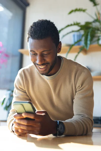 Homem Americano Africano Feliz Apoiando Bancada Cozinha Usando Smartphone Passar — Fotografia de Stock