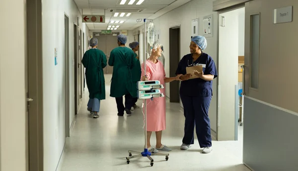 Diverse Femme Médecin Caucasienne Âgée Patiente Avec Pole Parler Hôpital — Photo