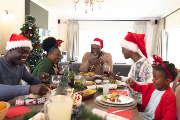 Familia Afroamericana Pasando Tiempo Juntos Teniendo Comida Navideña Navidad Tiempo — Foto de Stock