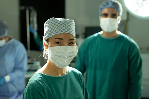 Portrét Šťastné Asijské Chirurgky Chirurgické Čepici Masce Operačním Sále Kolegy — Stock fotografie