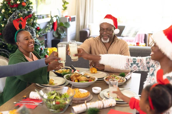 幸せなアフリカ系アメリカ人の家族はクリスマスの食事を一緒に過ごす クリスマス 家族の時間とお祝いの概念 — ストック写真