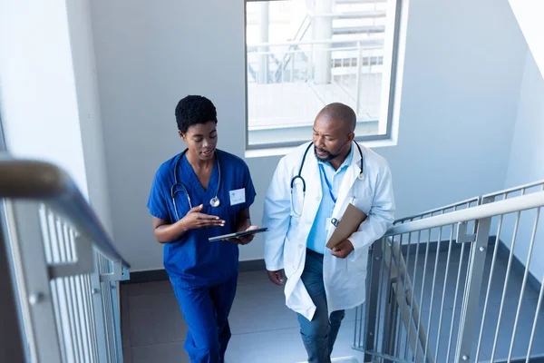 Wysoki Kąt Afroamerykańskiej Kobiety Męskiego Lekarza Stosującego Tabletki Szpitalnych Schodach — Zdjęcie stockowe
