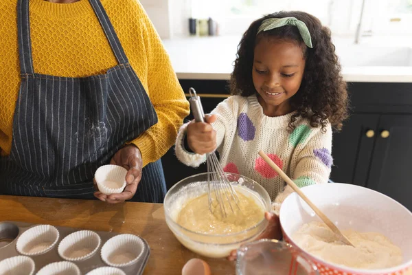 一个快乐的非洲裔美国祖母和孙女在厨房烘焙的形象 家庭与共同度过美好时光的概念 — 图库照片