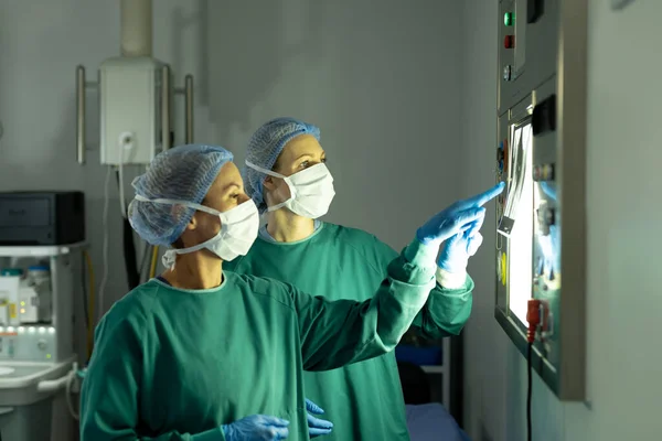 Duas Cirurgiãs Diversas Preparando Para Operação Estudando Raio Sala Operações — Fotografia de Stock