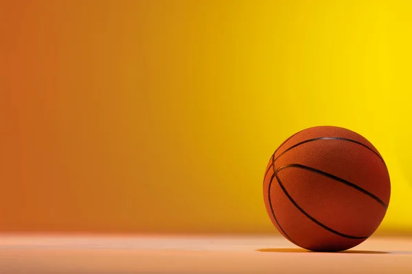 Зображення Помаранчевого Баскетболу Місцем Копіювання Помаранчевому Жовтому Тлі Концепція Спорту — стокове фото