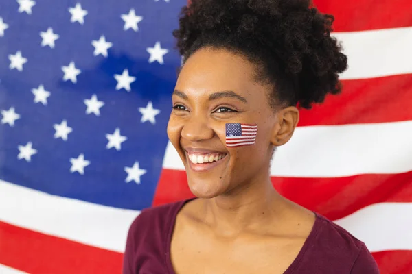 Imagen Mujer Afroamericana Feliz Con Banderas Cara Sobre Bandera Fútbol — Foto de Stock
