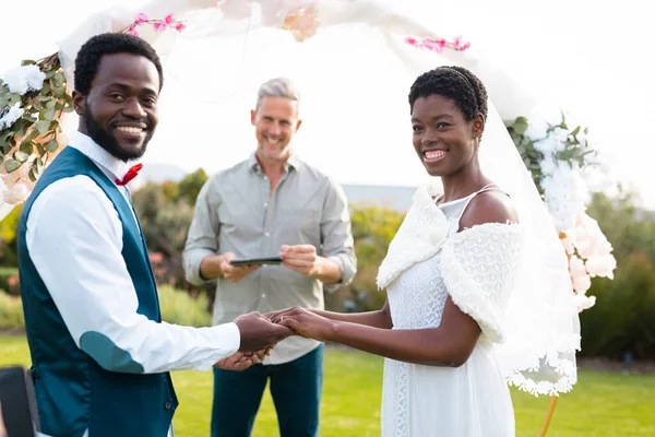 Portrét Šťastného Afroamerického Páru Držícího Během Svatby Ruce Svatební Den — Stock fotografie