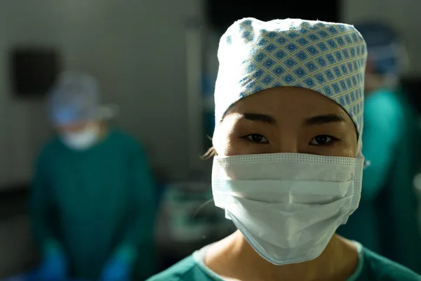 Porträt Einer Lächelnden Asiatischen Chirurgin Mit Operationsmütze Und Maske Theater — Stockfoto