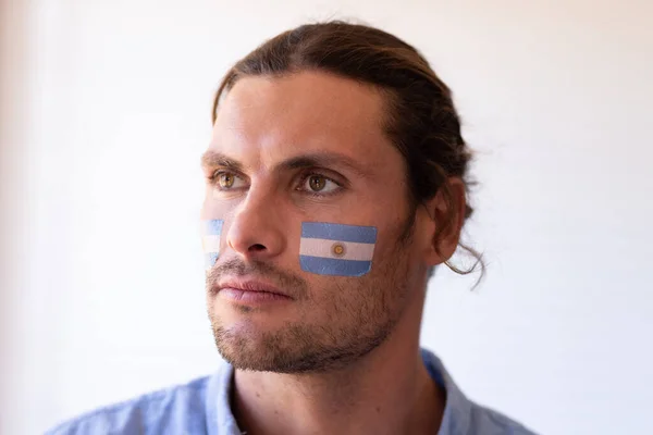 얼굴에 깃발을 얼굴에 코카서스 스포츠 애국심 디지털 비디오 — 스톡 사진