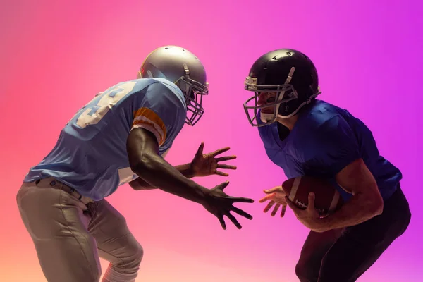 Çeşitli Amerikan Futbolcuları Neon Işıklı Top Tutuyorlar Spor Hareket Eğitim — Stok fotoğraf