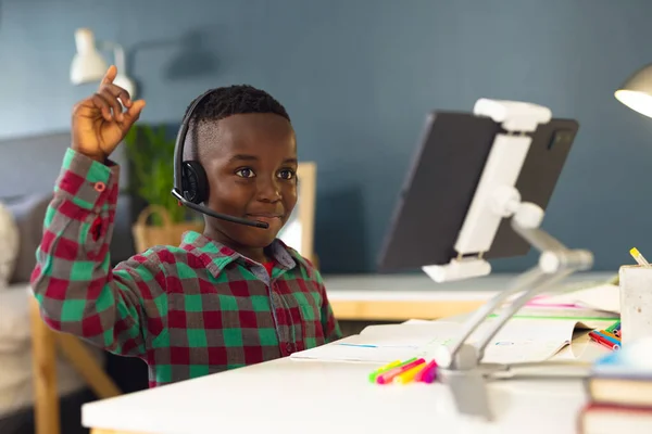 在家里用耳机和平板电脑学习非洲裔美国男孩 家庭教育 远距离学习 — 图库照片