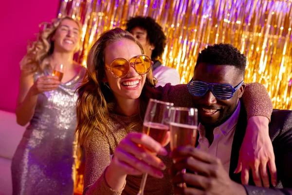 ナイトクラブでシャンパンと一緒に楽しく多様なカップルのダンスとトースト 楽しさ 飲み物 包括性とパーティーのコンセプト — ストック写真