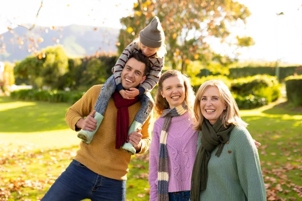 Wizerunek Szczęśliwy Wielopokoleniowy Kaukaski Rodzina Jesienny Ogród Koncepcja Rodziny Spędzania — Zdjęcie stockowe