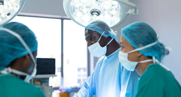 Três Cirurgiões Masculinos Femininos Diversos Que Trabalham Sala Operações Durante — Fotografia de Stock