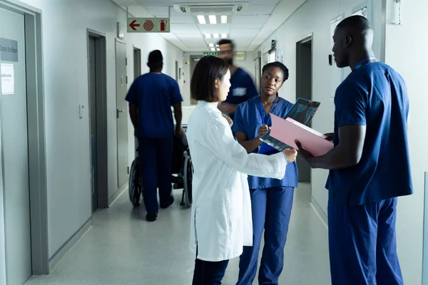 Médico Femenino Diverso Trabajadores Salud Discutiendo Pasillo Del Hospital Espacio — Foto de Stock