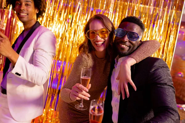 ナイトクラブでは 多様なカップルや友人のダンスやシャンパンを飲みます 楽しさ 飲み物 包括性とパーティーのコンセプト — ストック写真