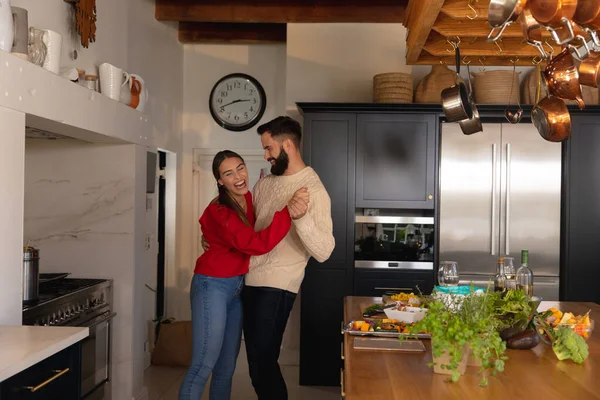 Kafkasyalı Mutlu Çift Yemek Hazırlarken Gülümserken Mutfakta Dans Ederken Eğleniyor — Stok fotoğraf