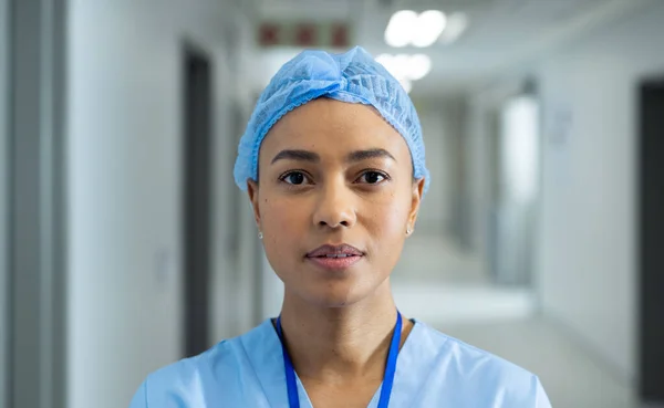 Porträt Einer Zweirassigen Gesundheitshelferin Krankenhausflur Kopierraum Krankenhaus Medizinische Dienste Und — Stockfoto