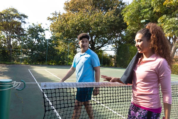 Couple Biracial Souriant Jouant Tennis Parlant Sur Net Sur Court — Photo