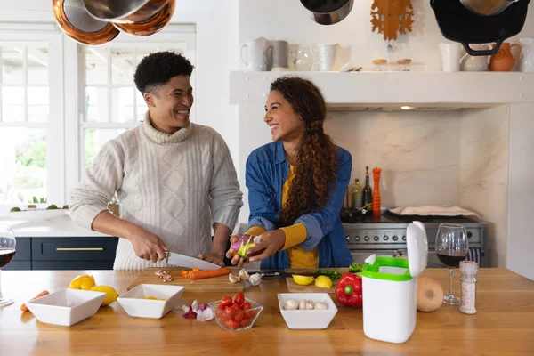 Bild Eines Glücklichen Vielfältigen Paares Das Der Küche Mahlzeiten Zubereitet — Stockfoto