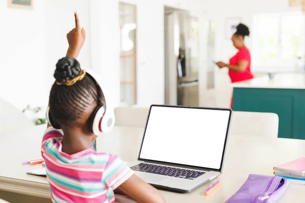 Hátsó Nézet Afro Amerikai Lány Felemeli Kezét Miközben Tanul Online — Stock Fotó