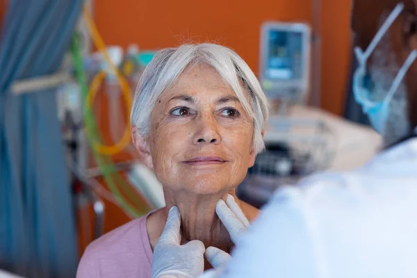 Διάφοροι Ηλικιωμένοι Γιατροί Εξετάζουν Λαιμό Μιας Χαμογελαστής Ηλικιωμένης Ασθενούς Αντιγράφουν — Φωτογραφία Αρχείου