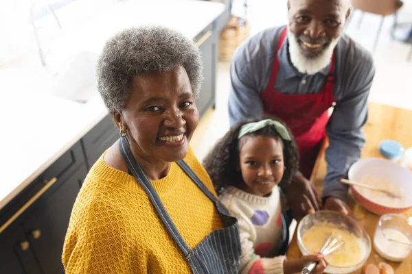 Изображение Счастливых Африканских Бабушек Дедушек Внучек Пекущихся Кухне Концепция Семьи — стоковое фото