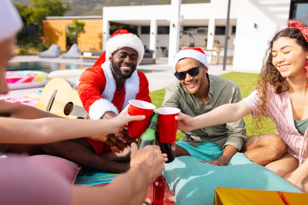 Diversos Amigos Felizes Com Chapéus Papai Noel Fazendo Piquenique Jardim — Fotografia de Stock