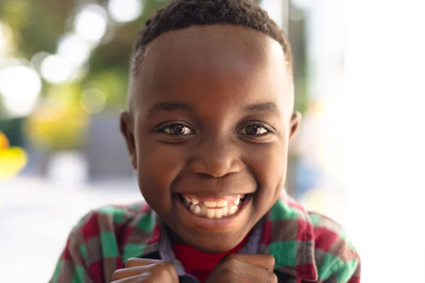 Щасливий Усміхаючись Хлопчику Афроамериканцю Який Вітає Когось Межами Будинку Проводячи — стокове фото