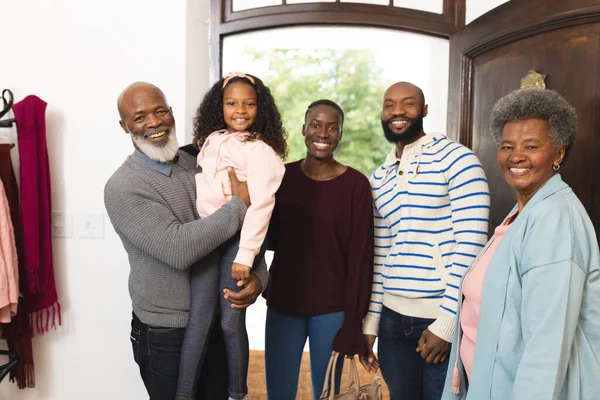 Imagem Feliz Multi Geração Afro Americana Posando Portas Família Ampliada — Fotografia de Stock