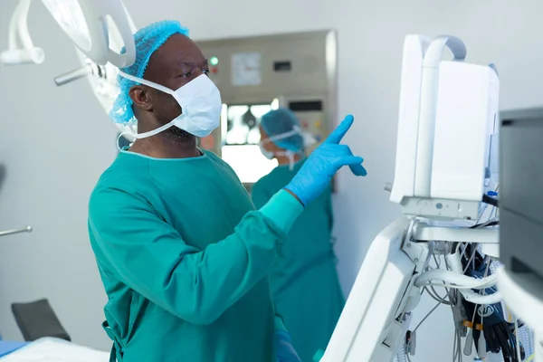 Afro Amerikaanse Mannelijke Chirurg Opereert Computergestuurde Medische Apparatuur Operatiekamer Ziekenhuis — Stockfoto