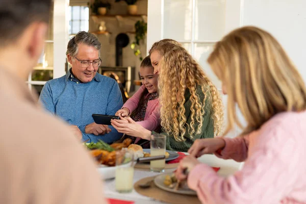 Immagine Una Famiglia Caucasica Multi Generazione Che Pranza Usa Smartphone — Foto Stock