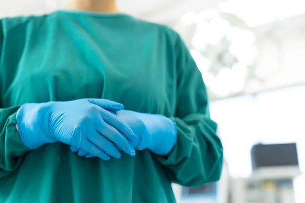 Middel Van Vrouwelijke Chirurg Blauwe Chirurgische Handschoenen Groene Jurk Met — Stockfoto