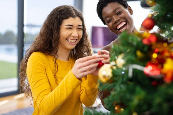 クリスマスツリーを飾る幸せな多様な女性の友人 クリスマス お祝い 包容力とライフスタイルの概念 — ストック写真